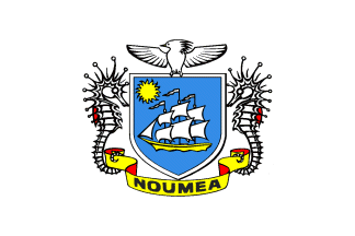 Flagge: Nouméa (Nouméa/Numea/Numiâ/Nouméa/Nûûmèa/ Nouméa bzw. Numea/Nouméa bzw. Nuumiè/Nuumia/Nouméa/Nouméa/Numea) (# 1)
