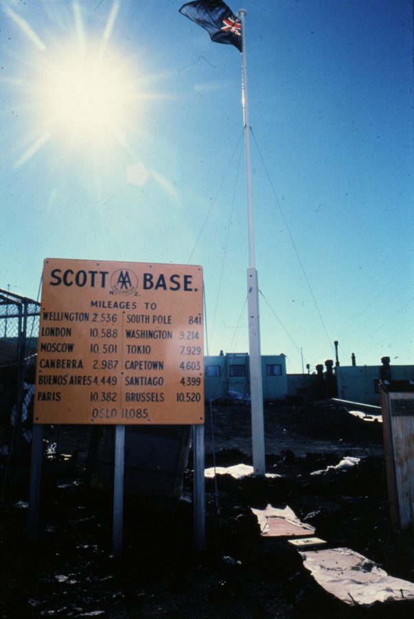 Bild: neuseeländische Flagge vor der Forschungsstation „Scott“ (# 2)