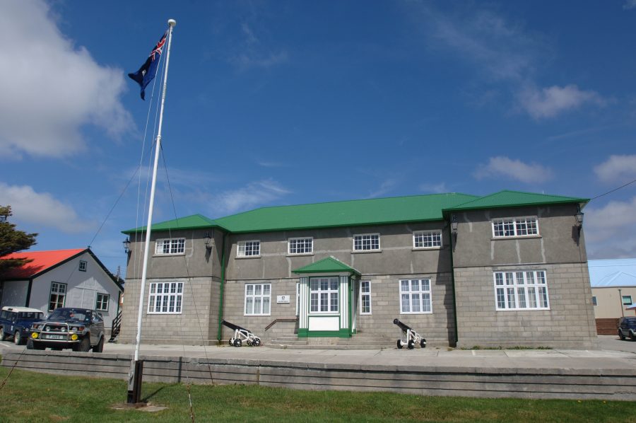 Bild: Sekretariatsgebäude (Rückseite) in Stanley